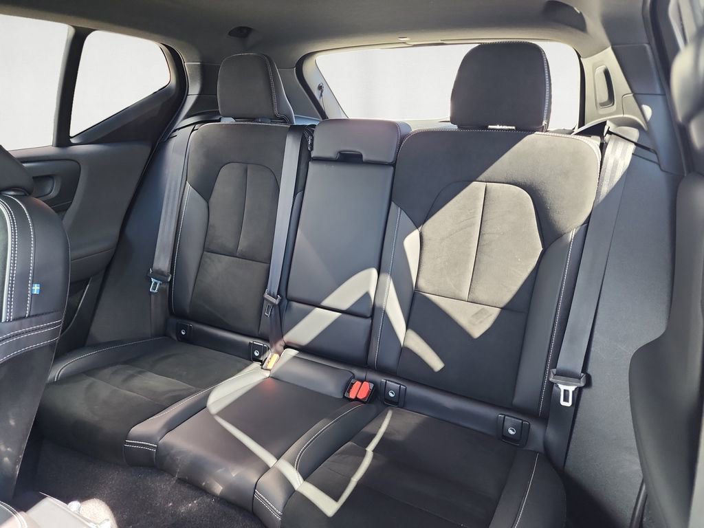 Used 2022 Volvo XC40 P8 Recharge Plus image 13