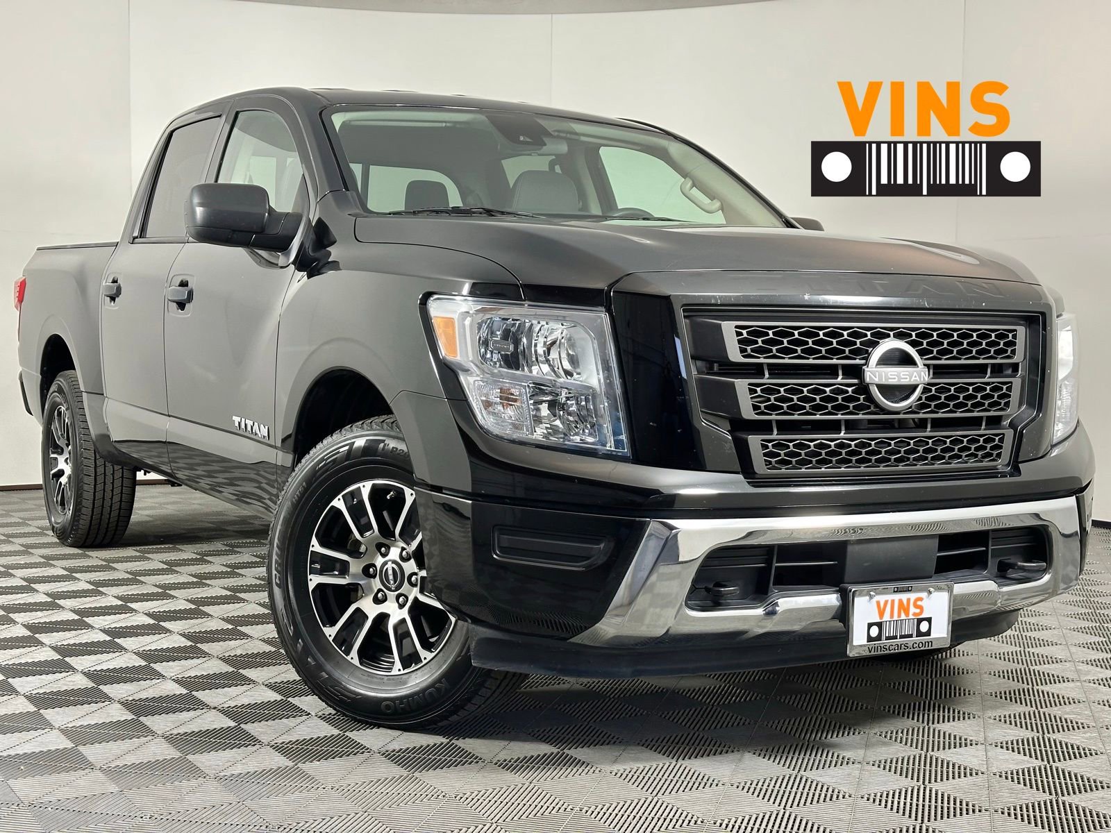 Used 2023 Nissan Titan SV image 1
