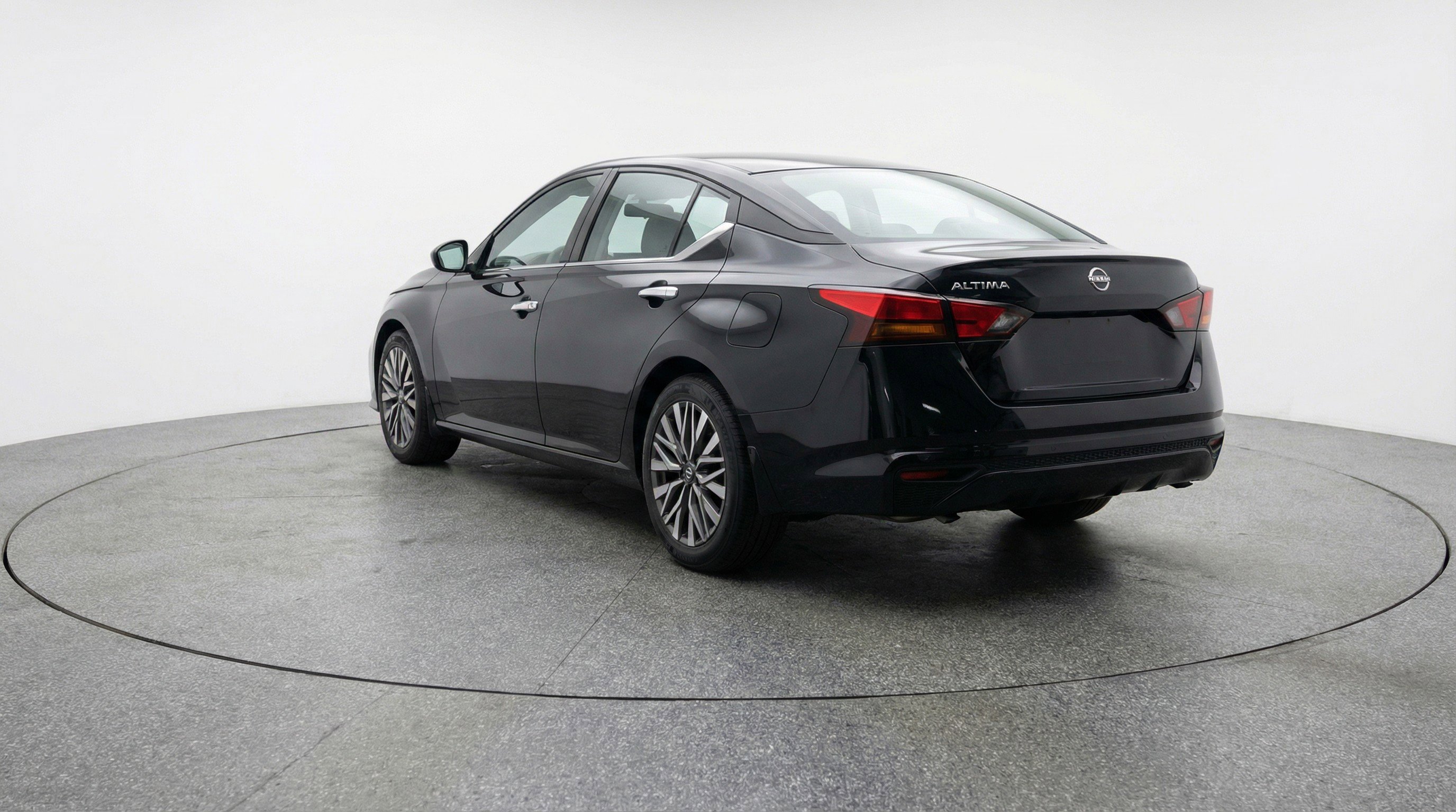 Used 2025 Nissan Altima 2.5 SV image 9