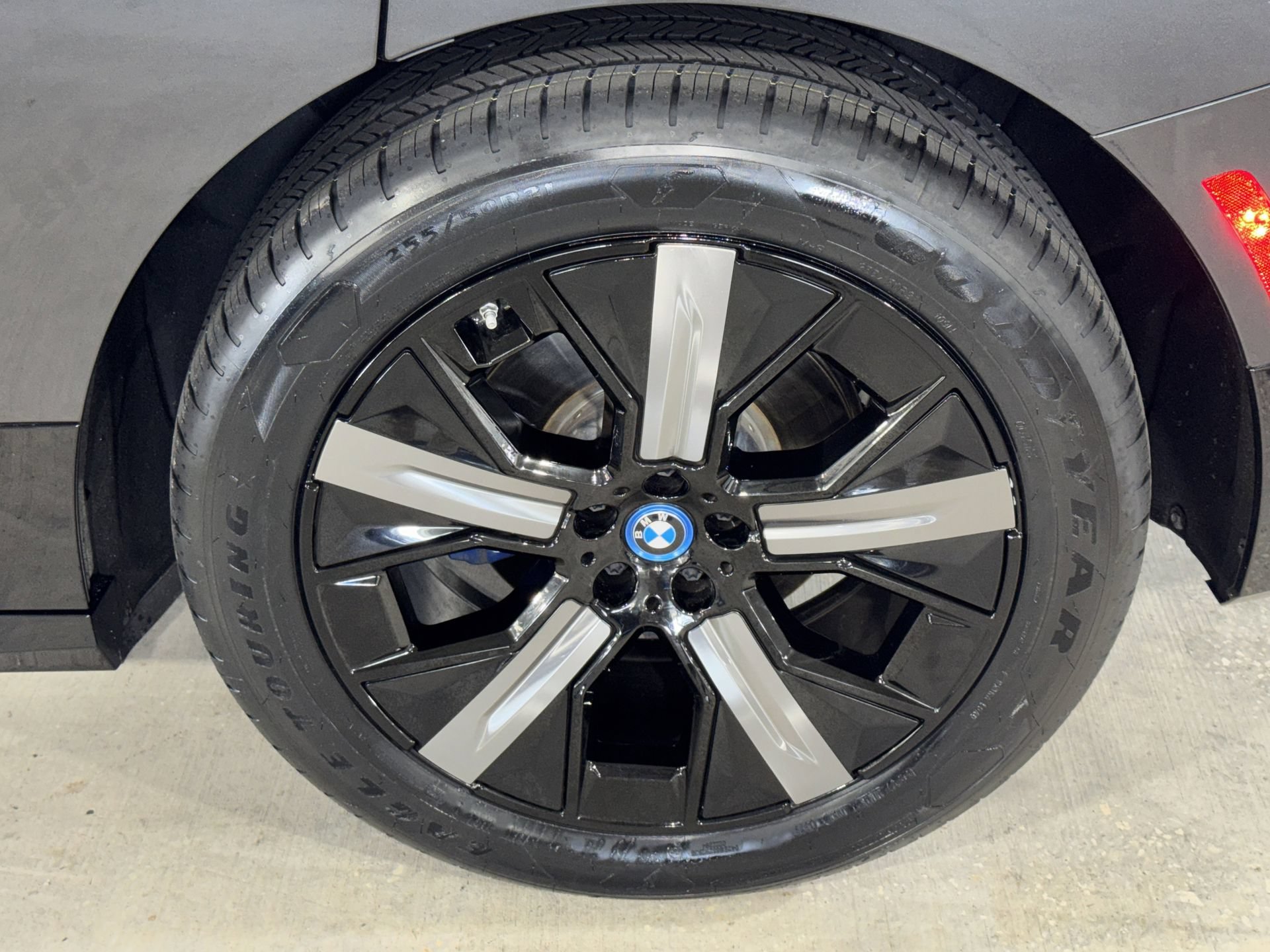 Used 2025 BMW iX xDrive50 w/ Sport Package AWD/4WD image 35