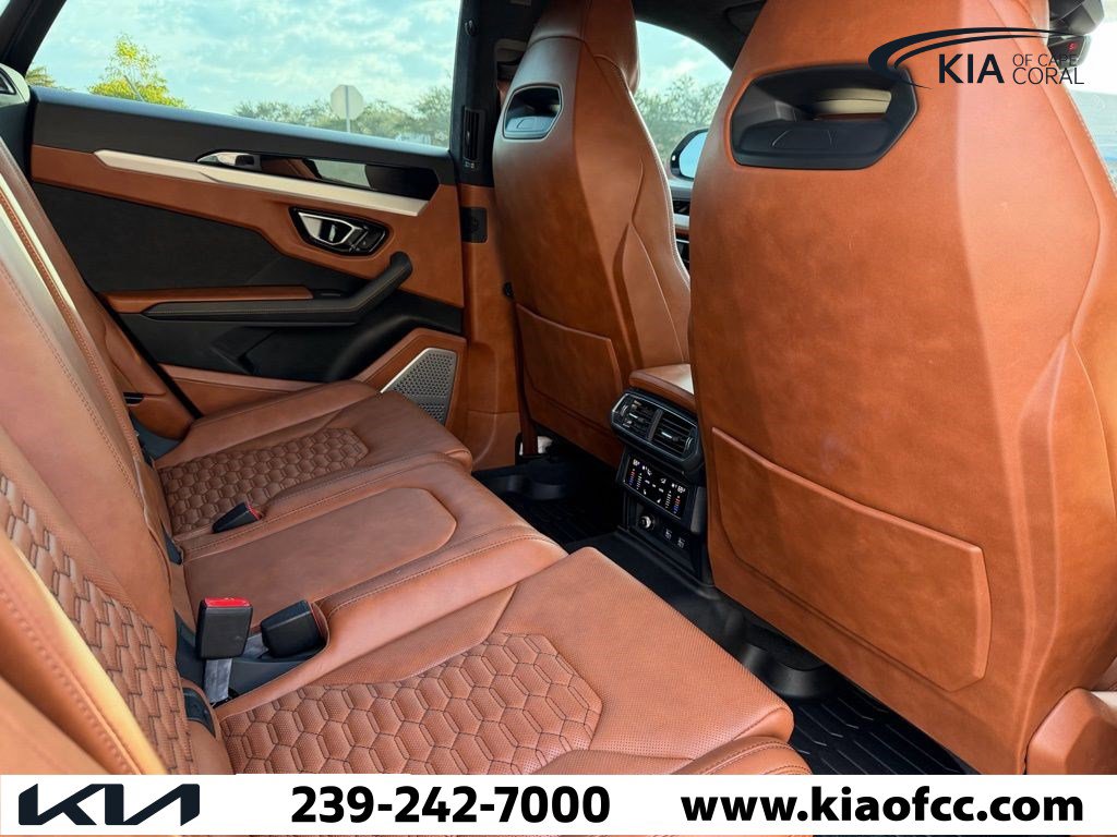 Used 2021 Lamborghini Urus image 5