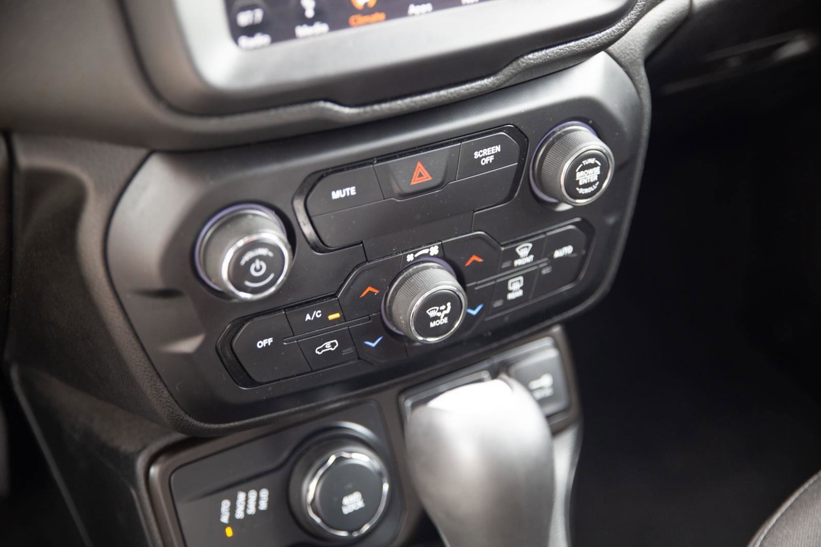 Used 2019 Jeep Renegade Altitude w/ UConnect 8.4 Nav Group AWD/4WD image 15