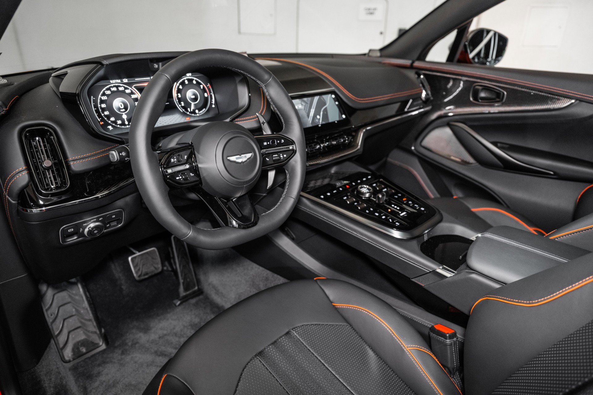 Used 2025 Aston Martin DBX 707 image 3