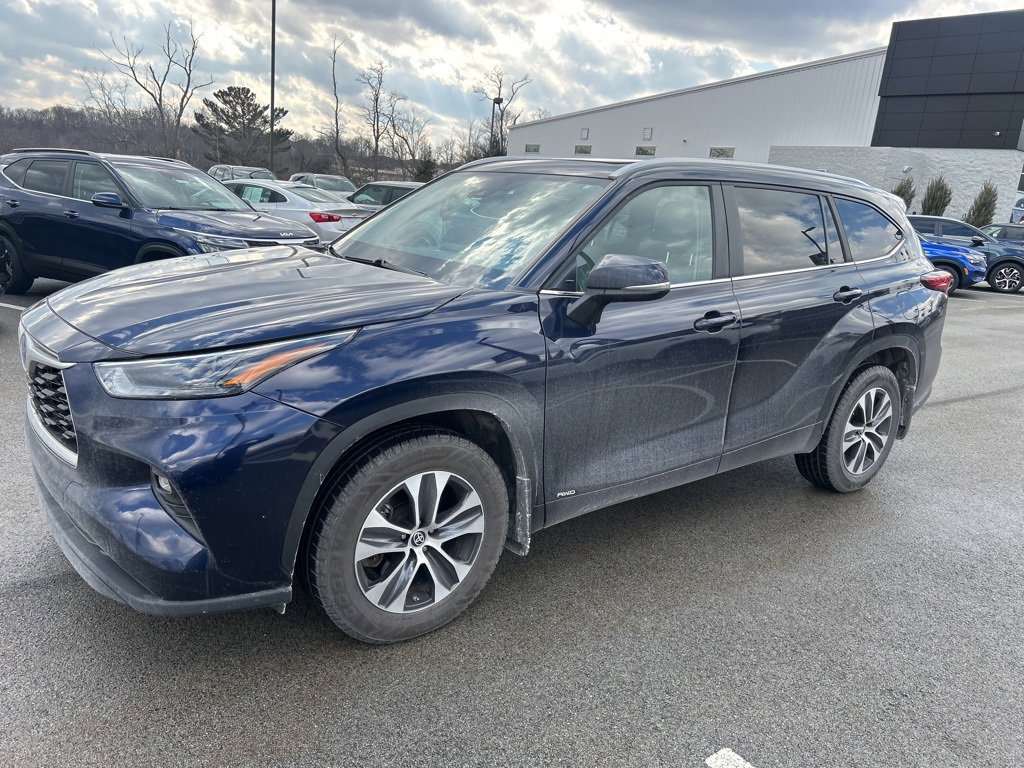 Used 2023 Toyota Highlander XLE image 3