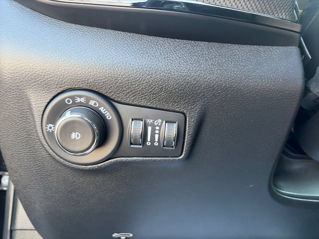 Used 2025 Jeep Compass Latitude w/ Convenience Group AWD/4WD image 29