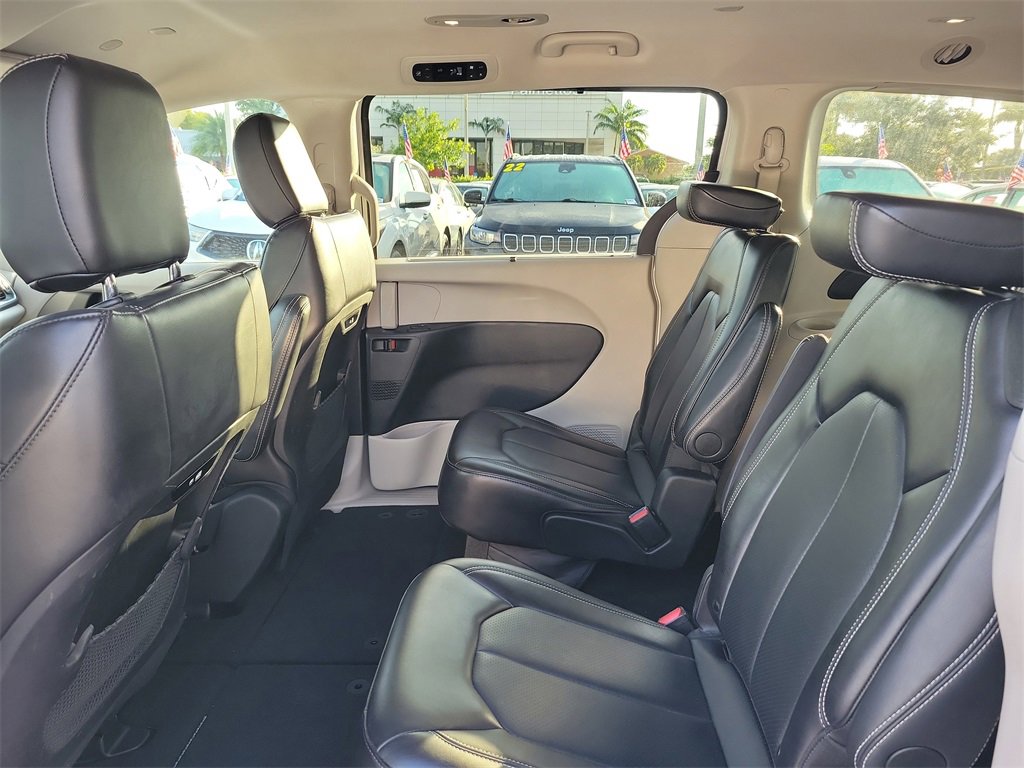 Used 2024 Chrysler Pacifica Touring-L image 7