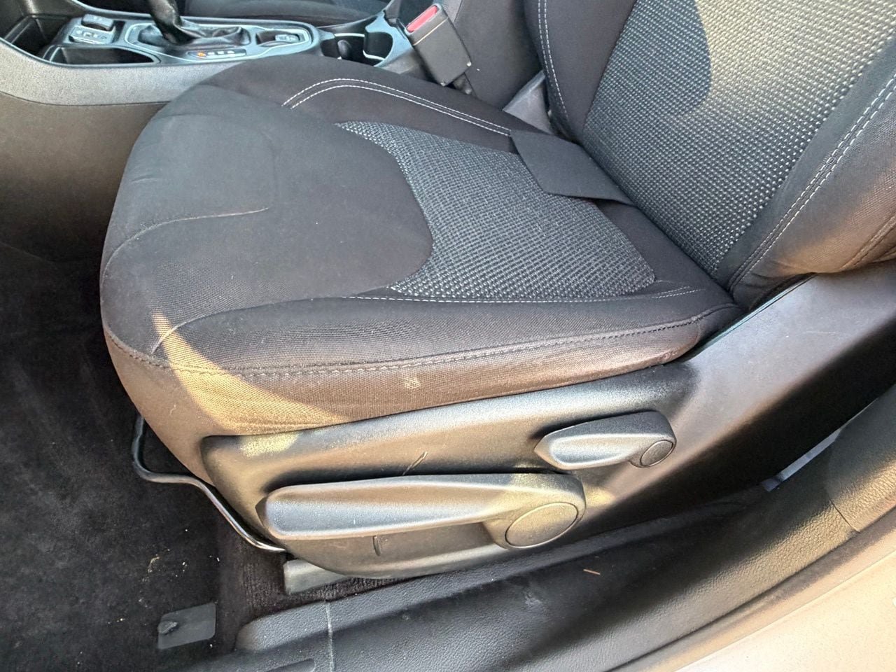 Used 2019 Jeep Cherokee Latitude w/ Popular Appearance Group FWD image 28