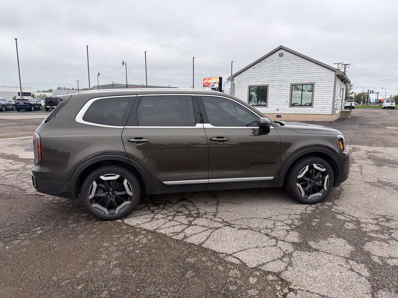 Used 2023 Kia Telluride EX w/ EX Captain's Chair Package FWD image 9