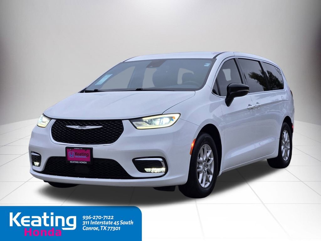 Used 2024 Chrysler Pacifica Touring image 4