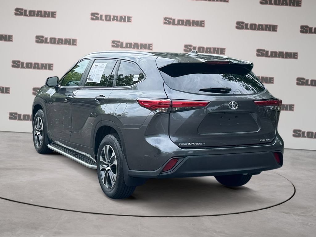 Used 2023 Toyota Highlander XLE AWD/4WD image 3