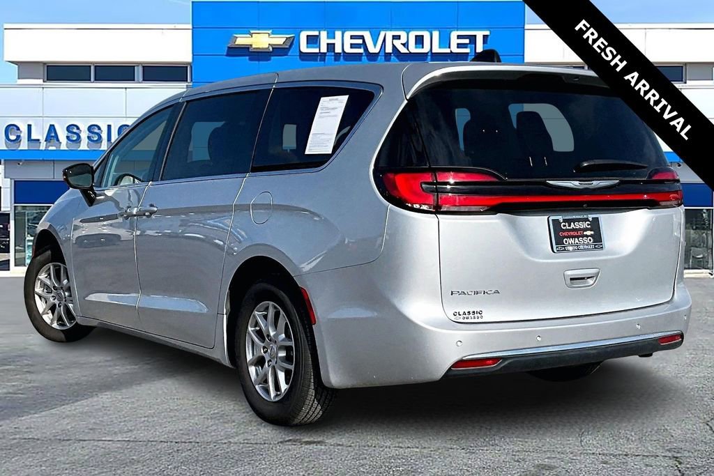 Used 2024 Chrysler Pacifica Touring-L image 4
