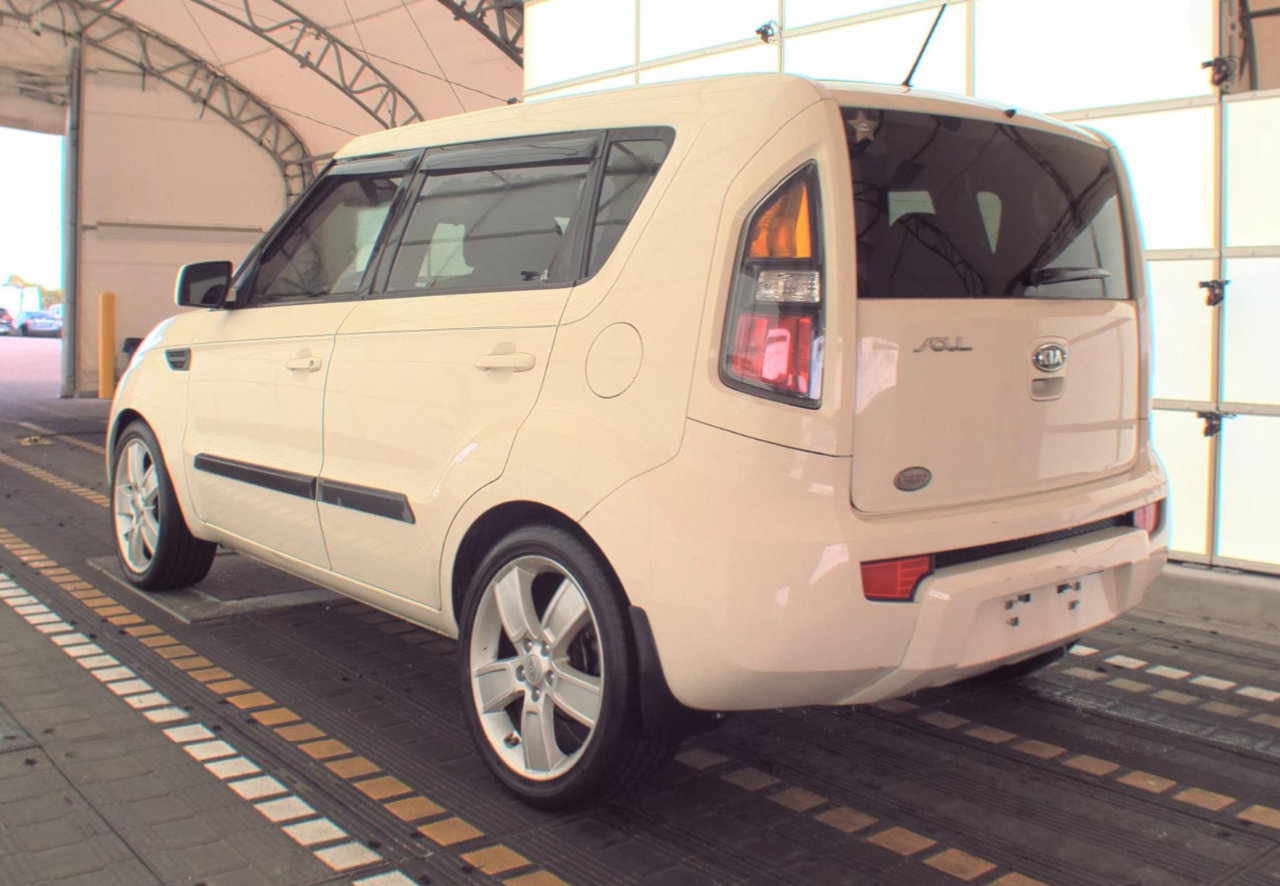 Used 2011 Kia Soul ! image 2