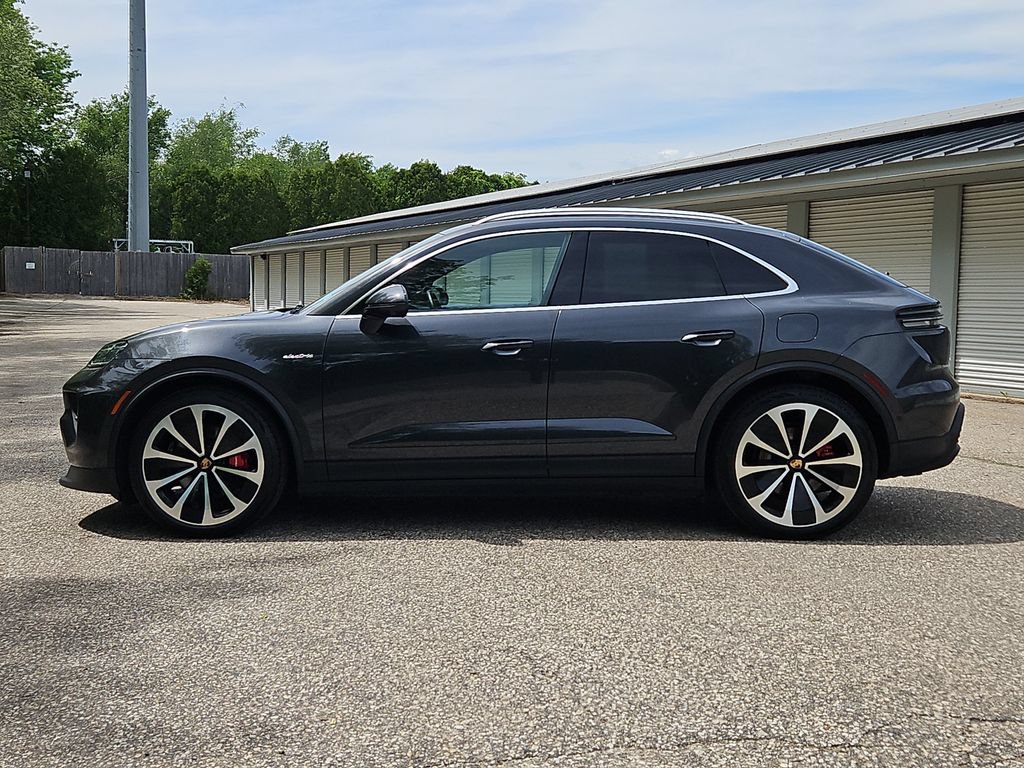 Certified 2025 Porsche Macan 4S Electric AWD/4WD image 2