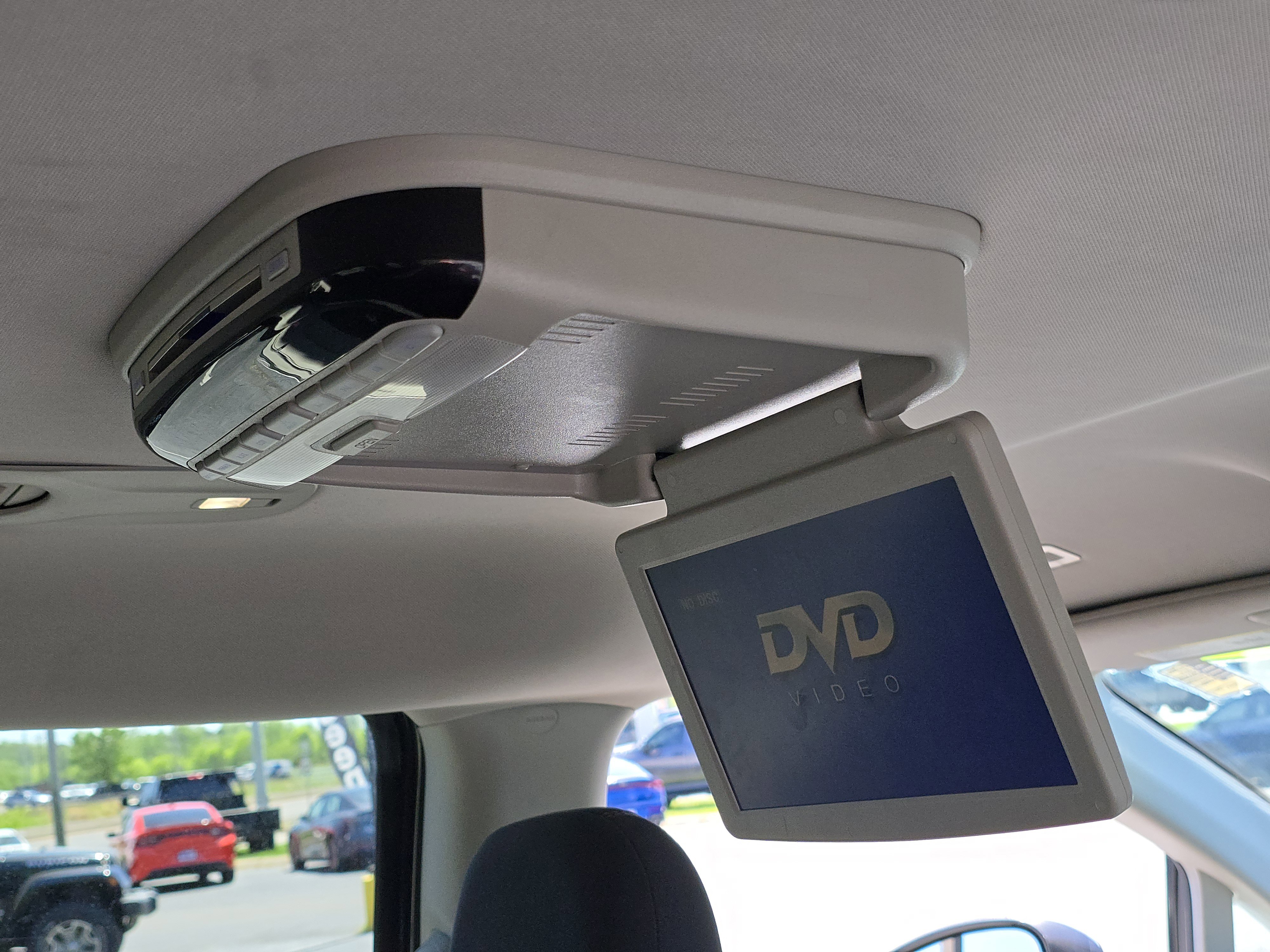 Used 2019 Chrysler Pacifica Touring Plus w/ Tire & Wheel Group FWD image 7