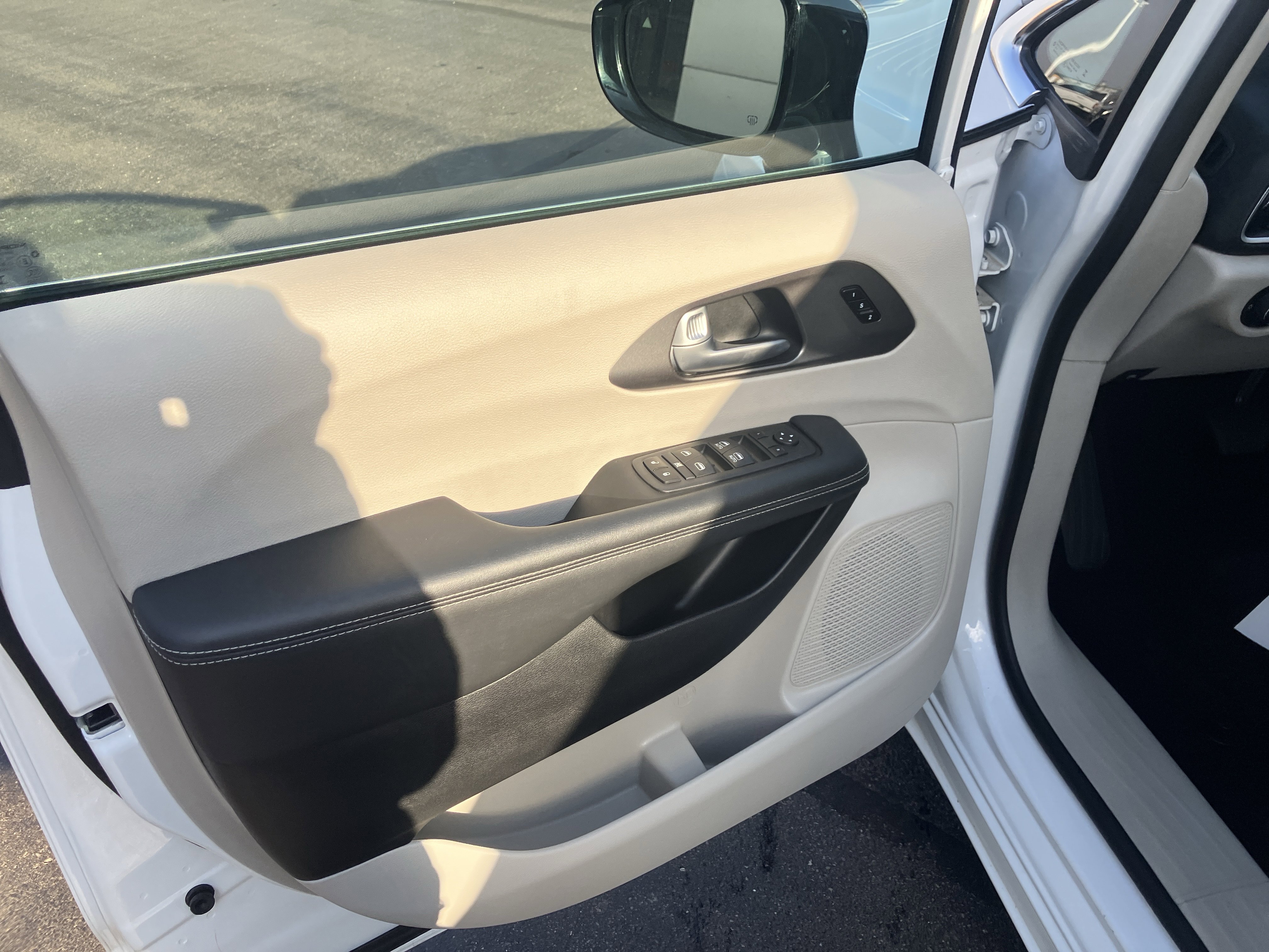 Used 2024 Chrysler Pacifica Touring-L image 18