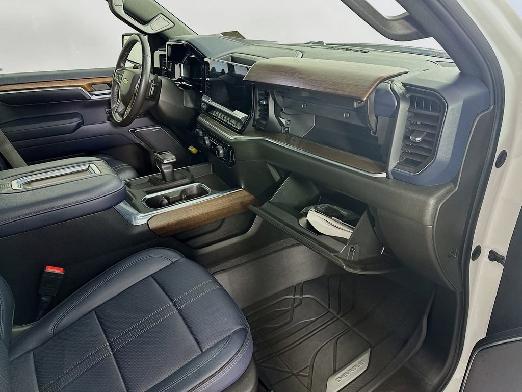 Used 2022 Chevrolet Silverado 1500 High Country w/ High Country Premium Package AWD/4WD image 31