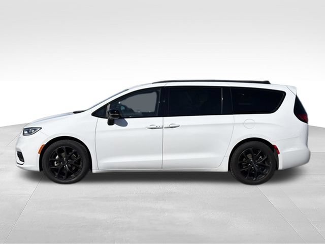 Used 2025 Chrysler Pacifica Limited FWD image 2