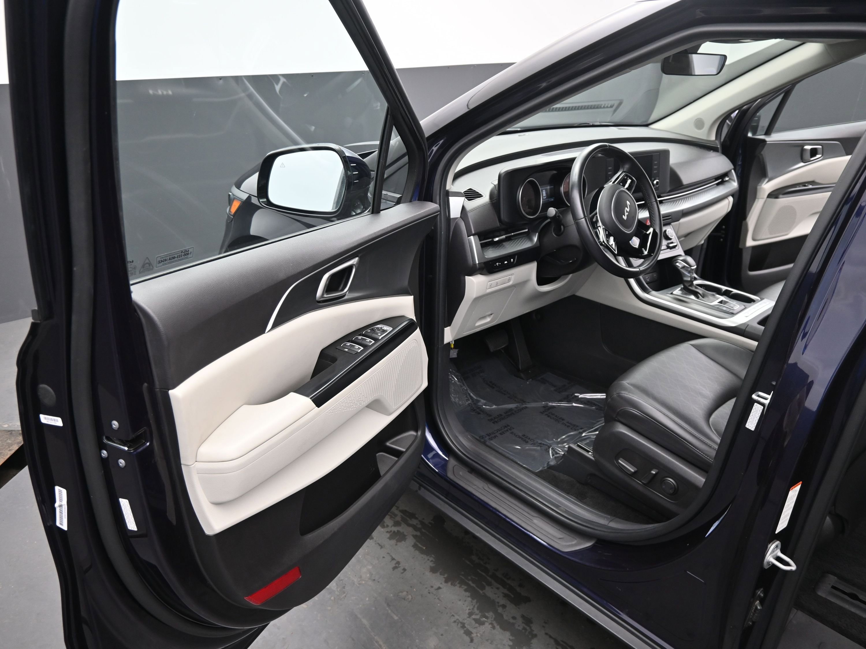 Used 2023 Kia Carnival LX image 14