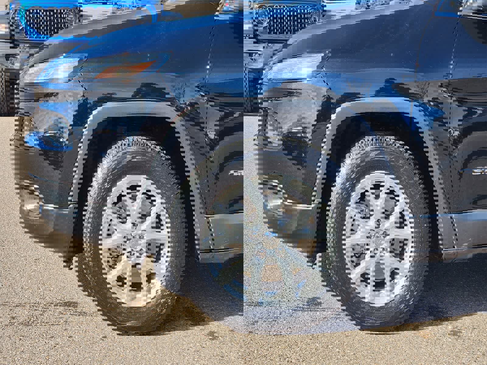 Used 2018 Jeep Cherokee Latitude image 3