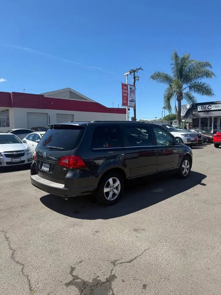 Used 2011 Volkswagen Routan SE image 3
