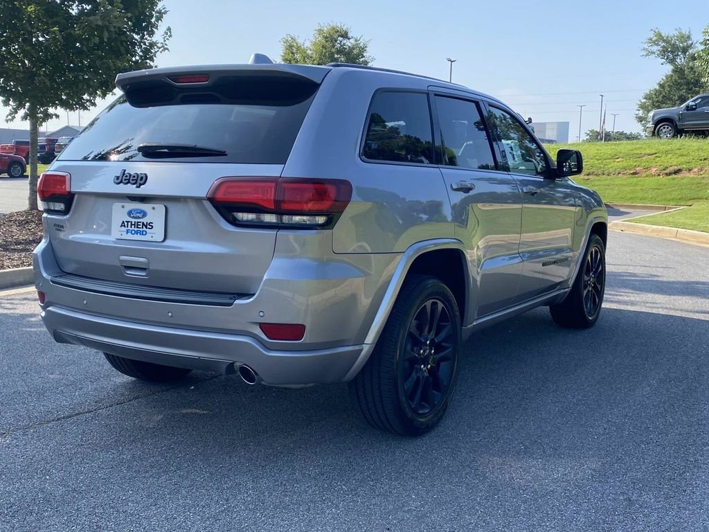 Used 2021 Jeep Grand Cherokee Laredo RWD image 3