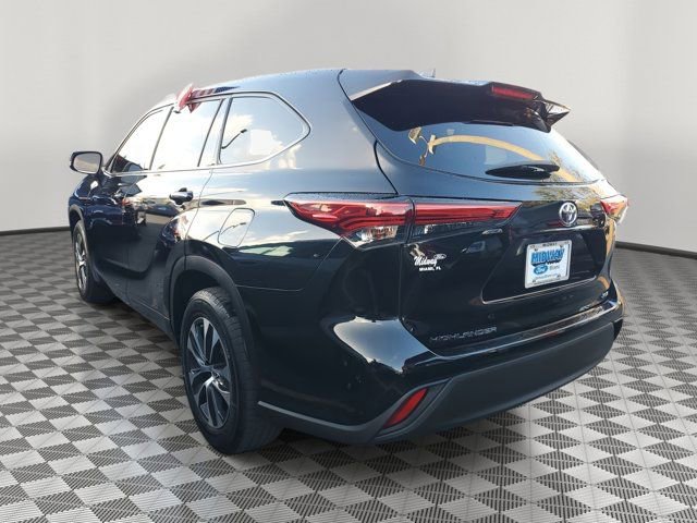 Used 2021 Toyota Highlander XLE FWD image 4