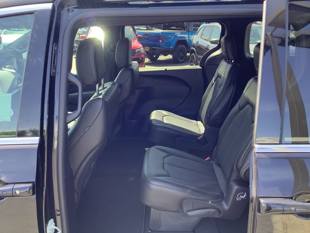 Used 2025 Chrysler Voyager LX FWD image 24