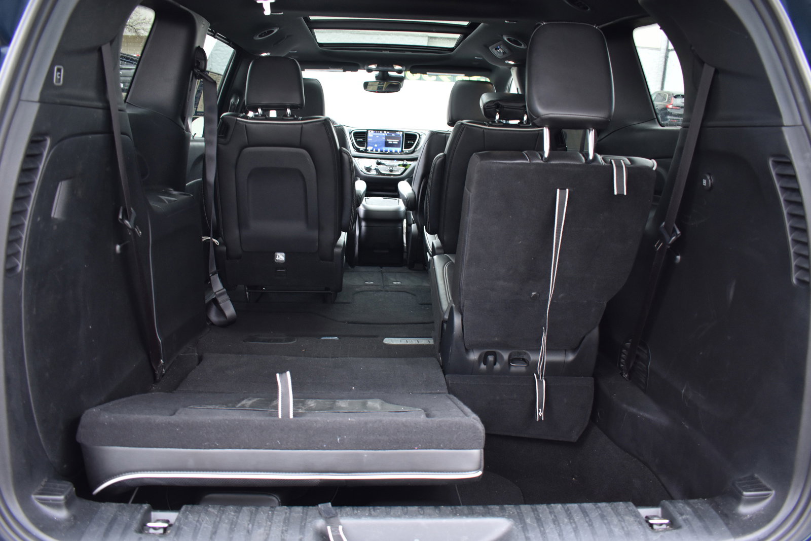 Used 2025 Chrysler Pacifica Limited image 35