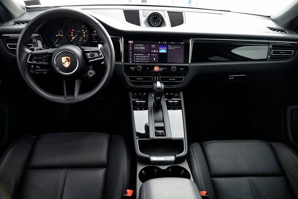 Certified 2025 Porsche Macan AWD/4WD image 29