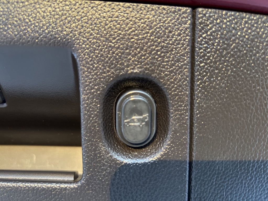 Used 2017 GMC Yukon SLT image 30