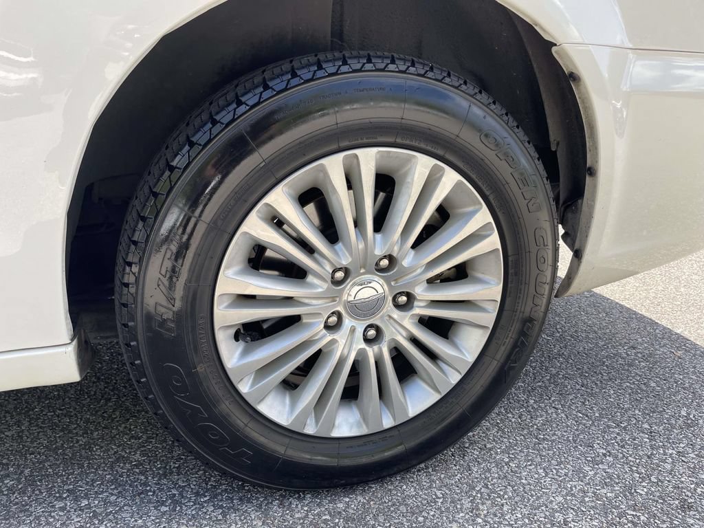 Used 2012 Chrysler Town & Country Limited FWD image 10