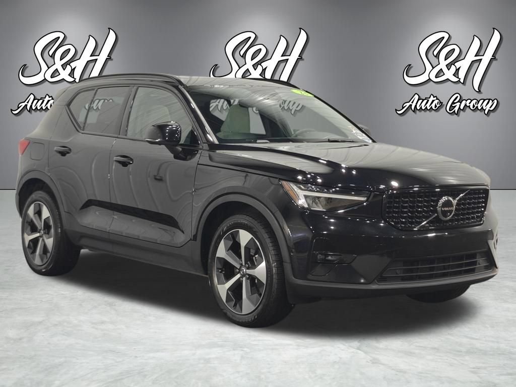 Used 2023 Volvo XC40 B4 Ultimate FWD image 2