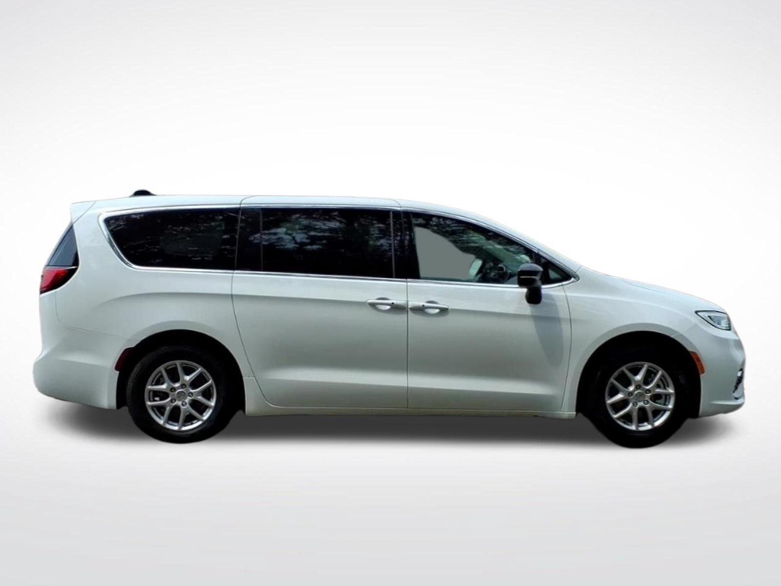 Used 2024 Chrysler Pacifica Touring-L FWD image 7