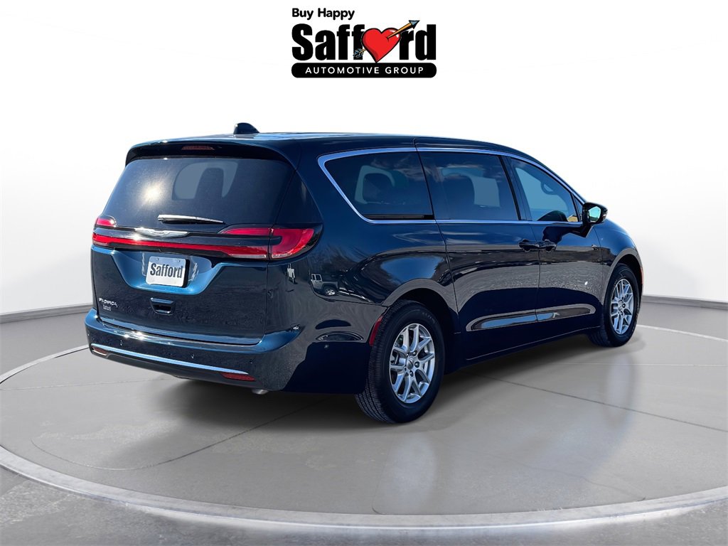 Used 2025 Chrysler Pacifica Select image 8