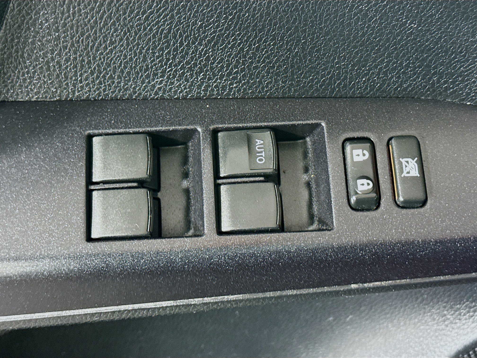 Used 2018 Toyota RAV4 LE image 23