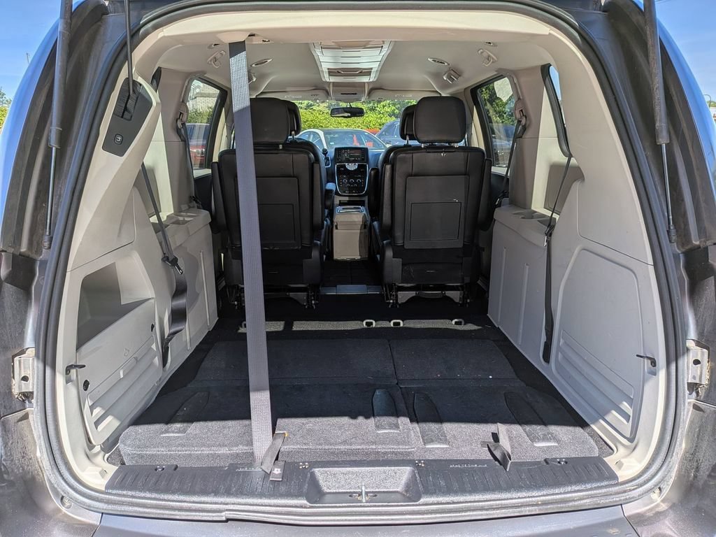 Used 2015 Chrysler Town & Country LX FWD image 28