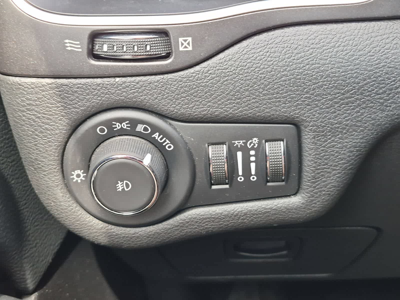 Used 2020 Jeep Cherokee Trailhawk w/ Cold Weather Group AWD/4WD image 28