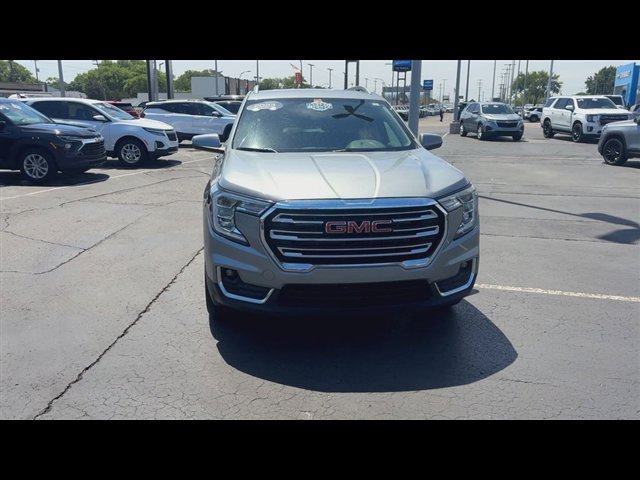 Used 2023 GMC Terrain SLT w/ Infotainment Package II FWD image 3