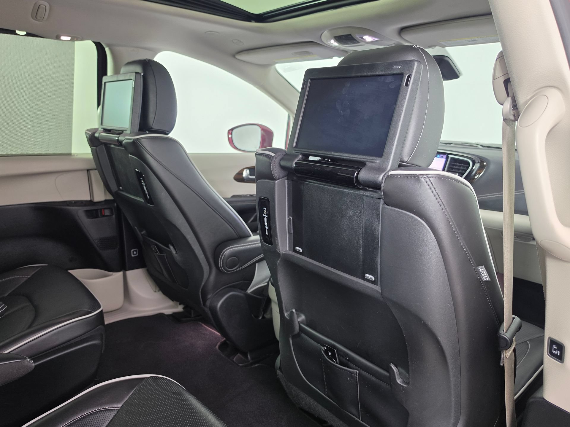 Used 2022 Chrysler Pacifica Limited w/ Uconnect Theater Family Group FWD image 43