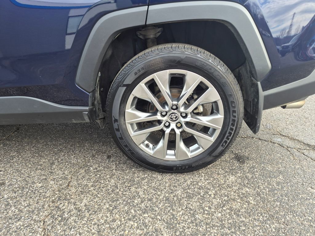 Used 2021 Toyota RAV4 XLE Premium image 29