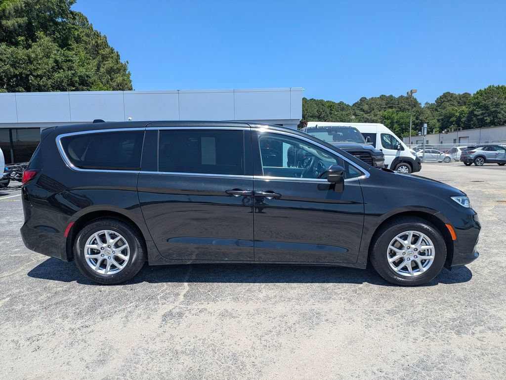Used 2023 Chrysler Pacifica Touring-L FWD image 8