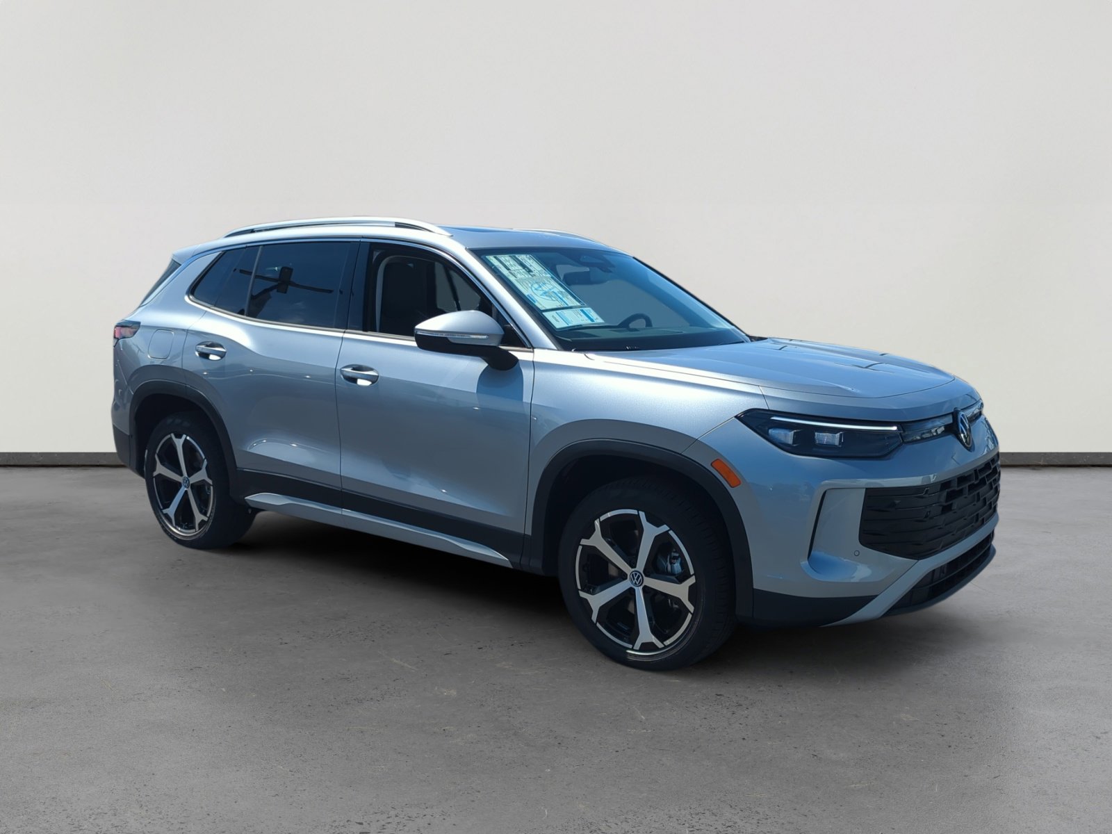 New 2025 Volkswagen Tiguan SE image 7