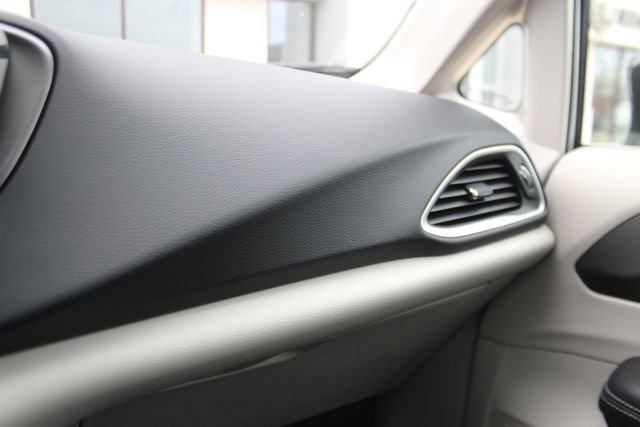 Used 2024 Chrysler Pacifica Touring-L image 25