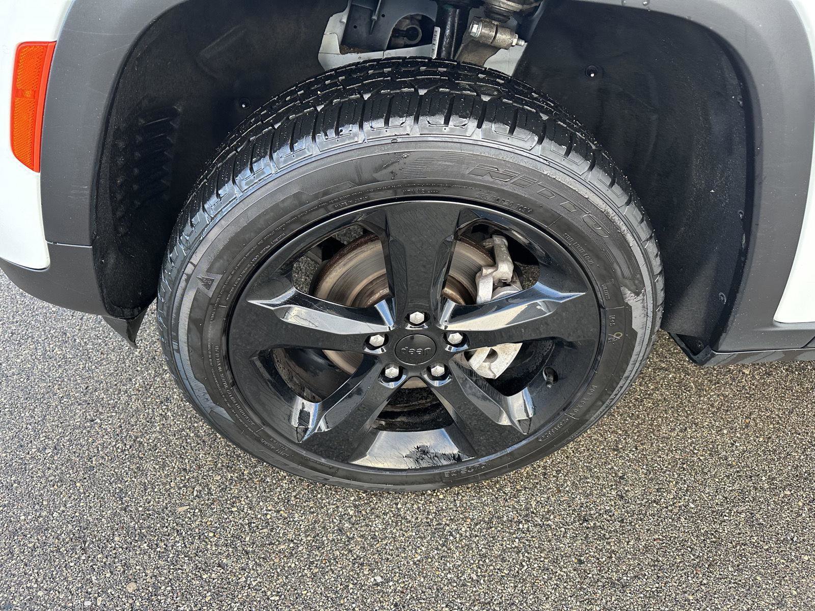 Used 2023 Jeep Grand Cherokee Altitude AWD/4WD image 12