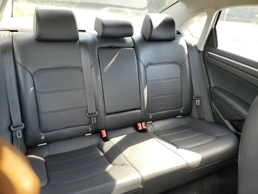 Used 2018 Volkswagen Passat 2.0T SE FWD image 30