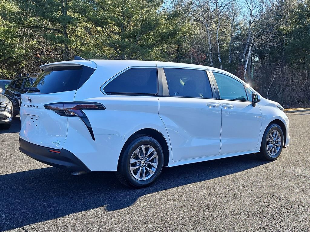 Used 2024 Toyota Sienna LE image 3