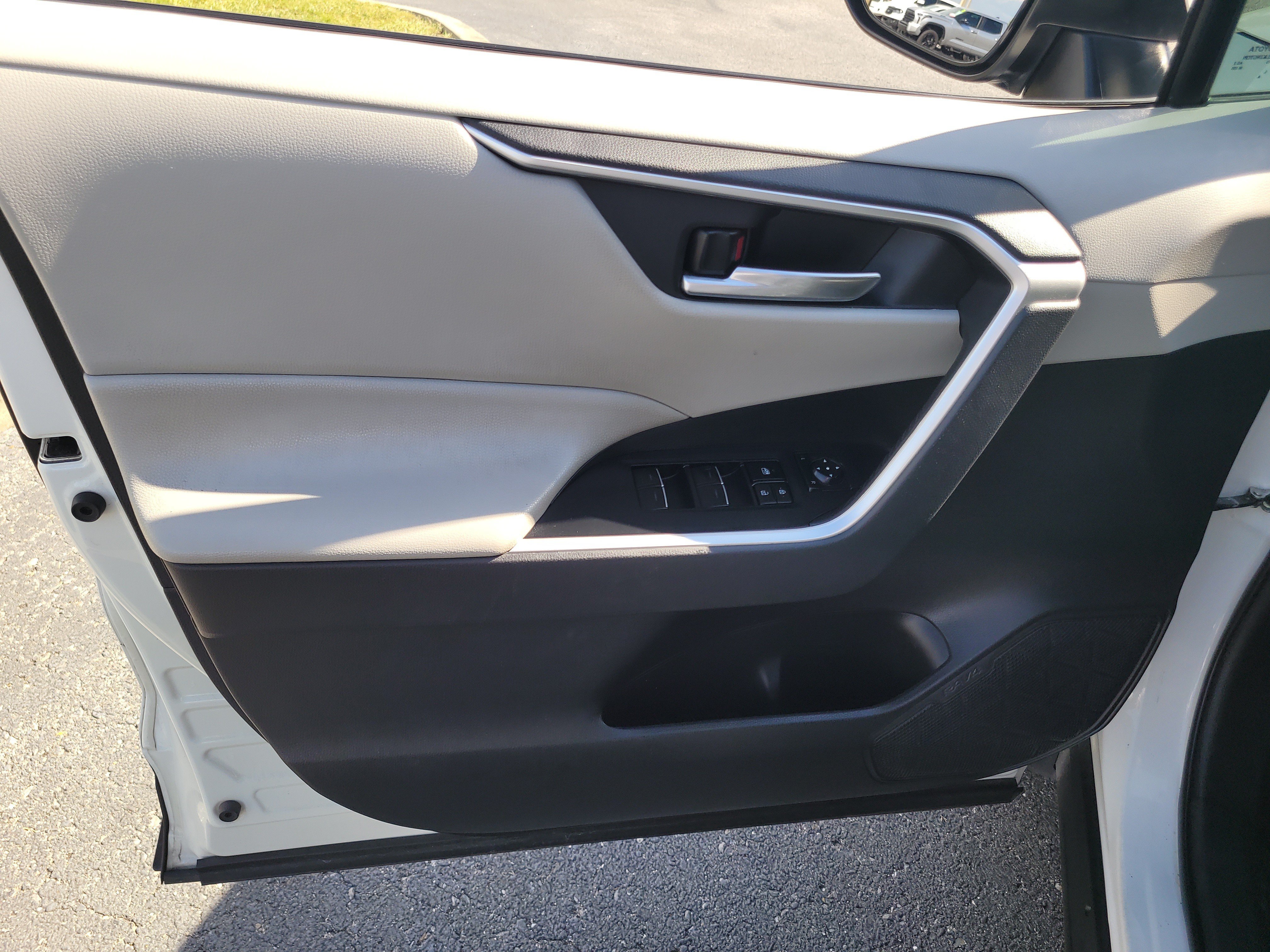 Used 2022 Toyota RAV4 XLE w/ Convenience Package FWD image 17