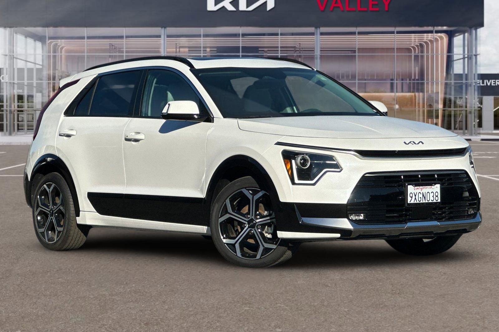 Used 2025 Kia Niro EX Touring image 2