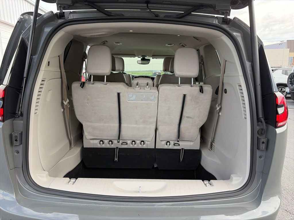 Used 2021 Chrysler Pacifica Touring-L image 10