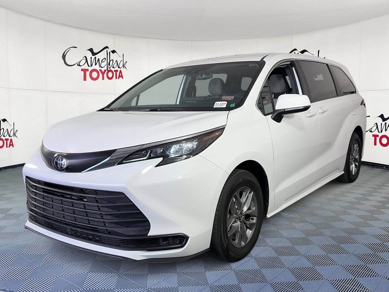 Used 2026 Toyota Sienna LE FWD image 4
